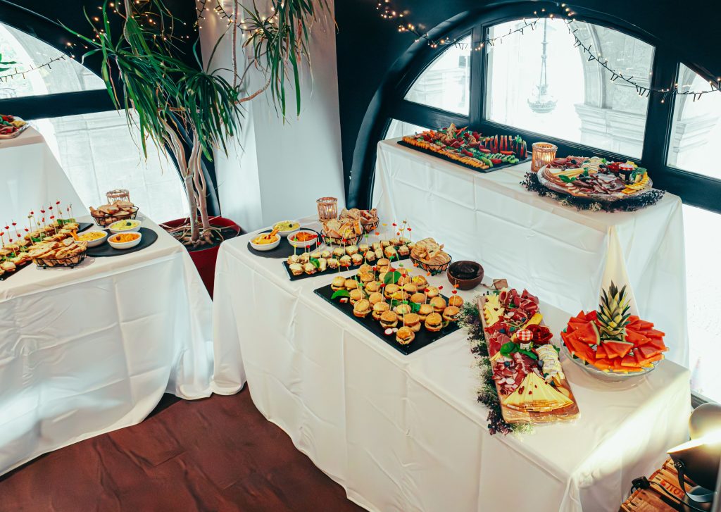 Vacanze all inclusive: come gestire pranzi e cene a buffet senza rinunciare al benessere